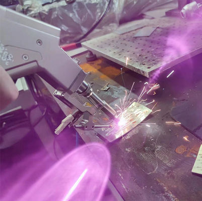 ราคาดี ภาษาระบบที่กําหนดเอง หัวผสมเลเซอร์ 2000W พลังงานที่ใช้ในการผสม ออนไลน์